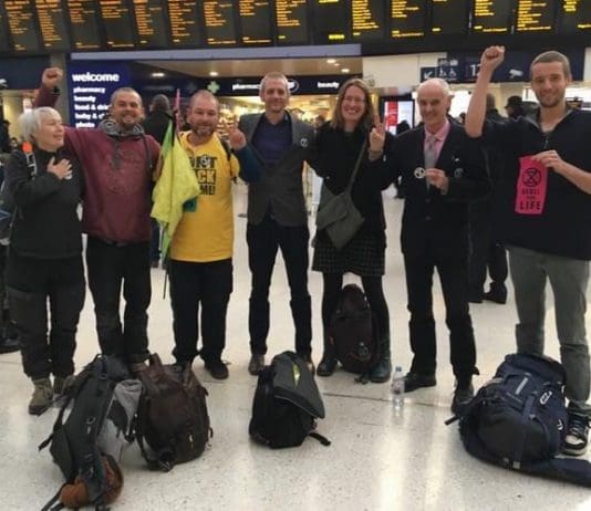 #EXTINCTIONREBELLION ARRESTEE HOLDS SUSTAINABLE BUILDING WORKHOP IN POLICE VAN FOR ARRESTING OFFICERS