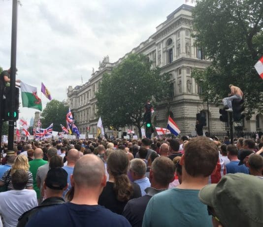VIOLENT RACISTS DRAW 15,000 IN LONDON TO SUPPORT TOMMY ROBINSON AND SCAPEGOAT MUSLIMS