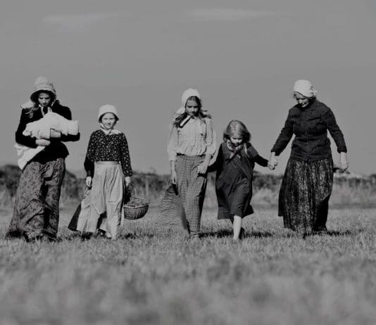 A powerful folk drama about the women and children of Tolpuddle following Martyrs transportation
