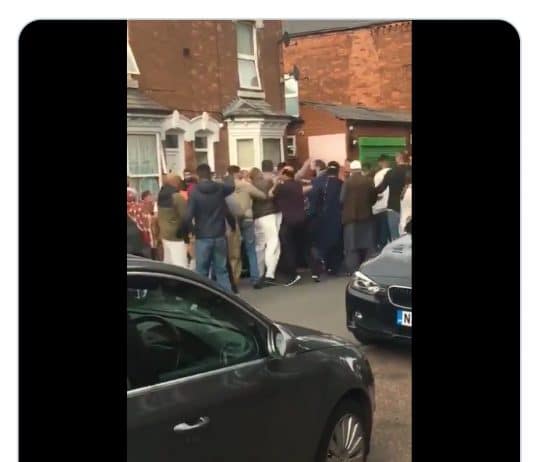 Video: Far right hate group attack Muslim families celebrating Eid