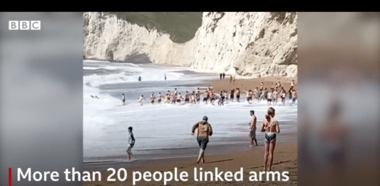 The human chain at Durdle Door that saved a swimmer in trouble