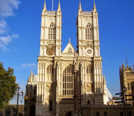 Nearly 400 Church of England figures convicted of sex offences against children, report finds