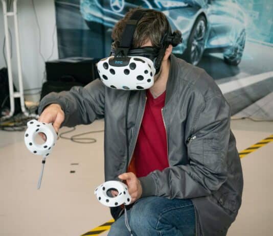 How VR and amp AR Can Be Enhanced With Improvements To Holographic Display