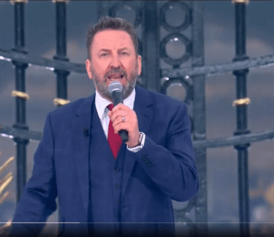 Lee Mack destroys Boris Johnson and his Tory cronies live at the Palace