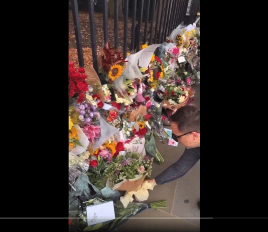 Shocking video of Dan Wootton stealing flowers from outside Buckingham Palace