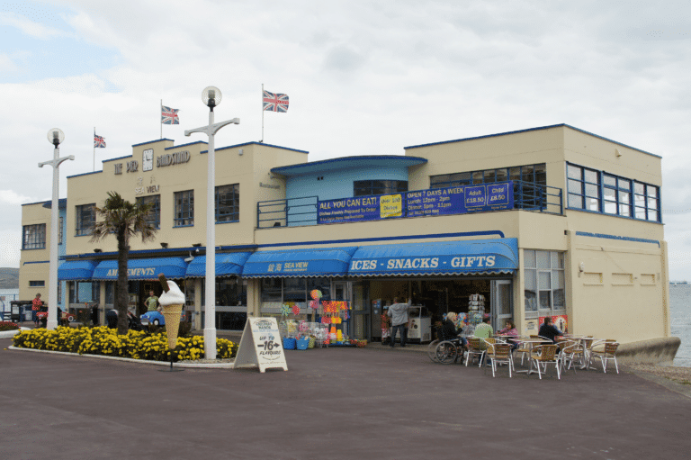 Man assaulted in attempted robbery on Weymouth beach
