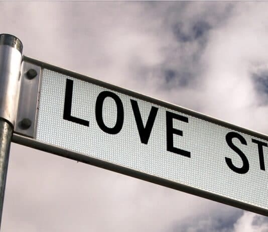 Lefties Make Better Lovers!