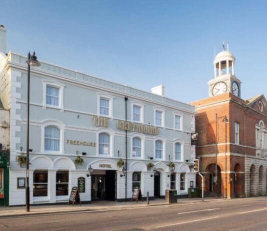 Man arrested following threats with knife in Bridport pub